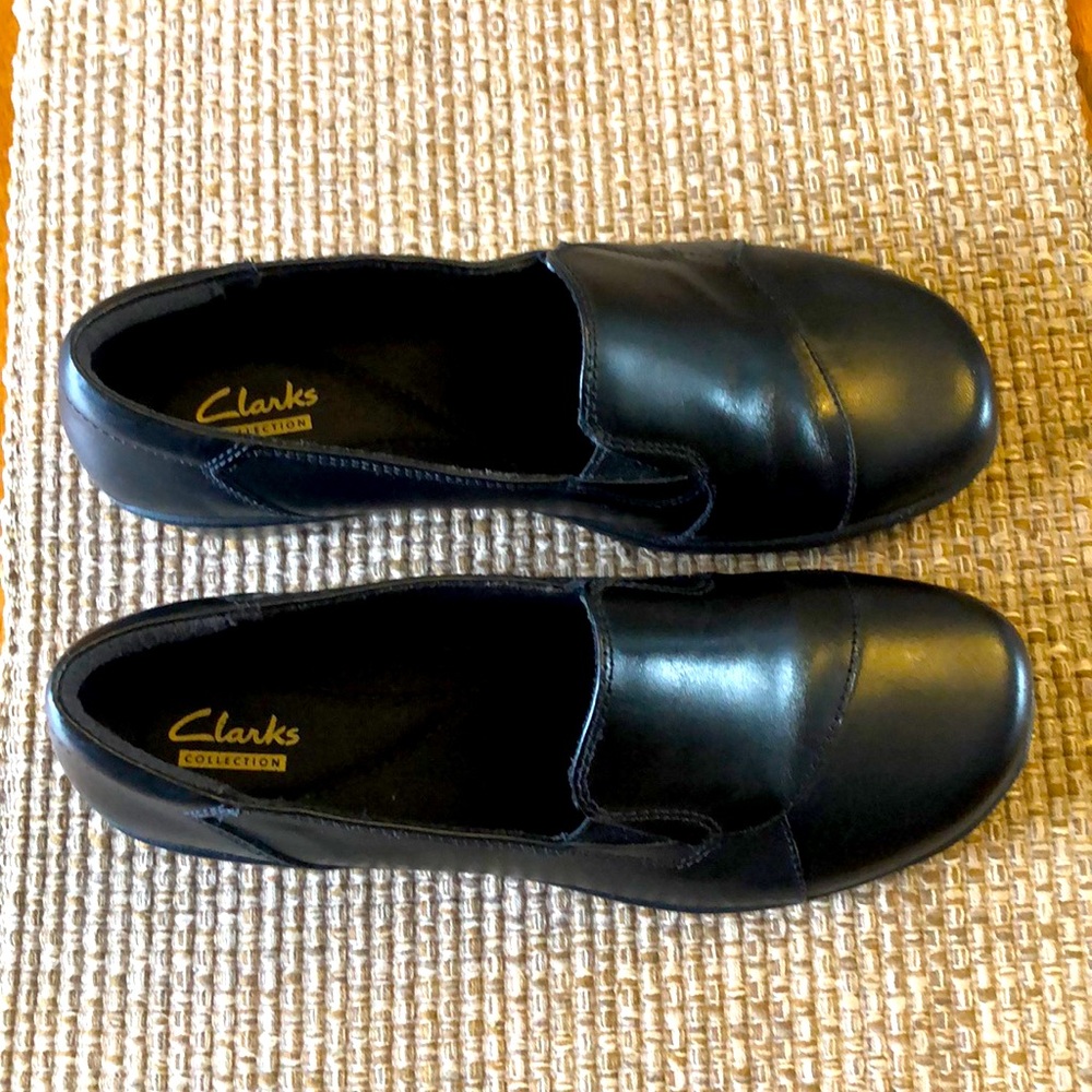Clarks Ladies Black Leather Shoes.  Size 8M  Slip On . Lightly worn  #15